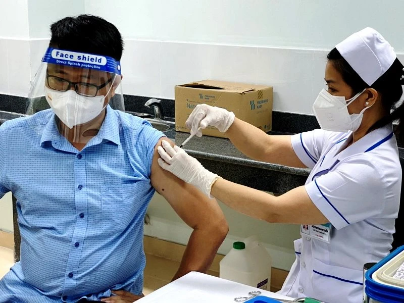 Tiêm vaccine phòng Covid-19 cho người dân TP Vũng Tàu (Bà Rịa-Vũng Tàu).