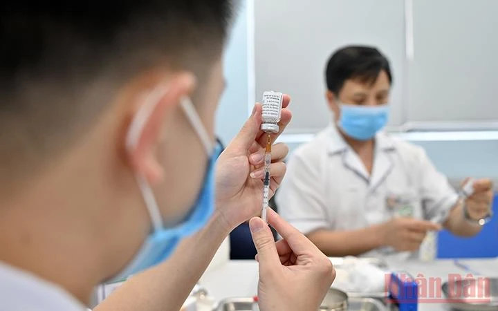Tiêm vaccine phòng Covid-19 ở Hà Nội (Ảnh: Duy Linh).