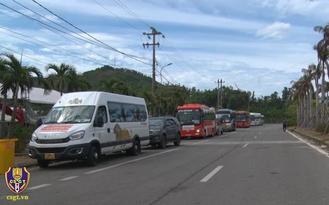 Hàng chục xe ô-tô khách mạo danh “chuyến xe 0 đồng” chở người dân từ các vùng dịch về quê sai quy định tại thị trấn Lăng Cô, tỉnh Thừa Thiên Huế. (Ảnh: Cục Cảnh sát giao thông)