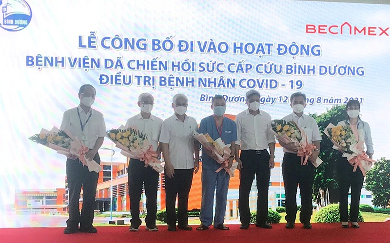 Lãnh đạo tỉnh Bình Dương và Bộ Y tế trao tặng hoa cho lãnh đạo Tổng Công ty Becamex IDC và lãnh đạo Đại học Y Hà Nội.