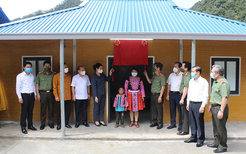 Đại diện lãn đạo Bộ Công an và tỉnh Hoà Bình tại lễ trao tặng nhà cho người nghèo hai xã Hang Kia, Pà Cò.