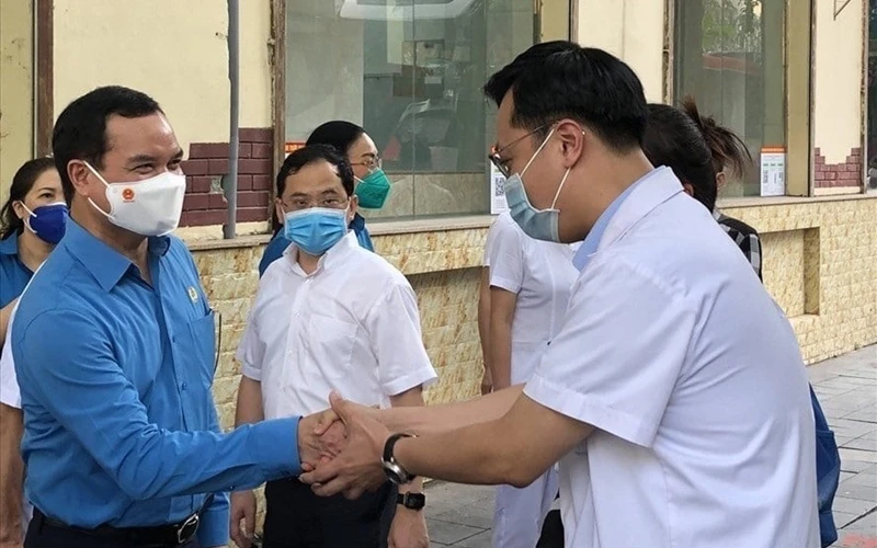 Chủ tịch Tổng LĐLĐ Việt Nam Nguyễn Đình Khang động viên bác sĩ Bệnh viện Hữu nghị Việt Đức lên đường vào hỗ trợ thành phố Hồ Chí Minh chống dịch.