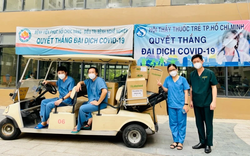 ThS, BS Nguyễn Văn Thành (thứ hai trái sang) trong lần nhận hàng tiếp viện. (Ảnh: Phạm Công Khánh).