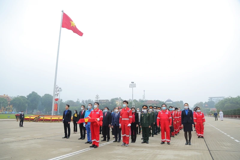 Hành trình "Mùa Xuân từ những giếng dầu" đưa lá cờ Tổ quốc từ Biển Đông tới Quảng trường Ba Đình.