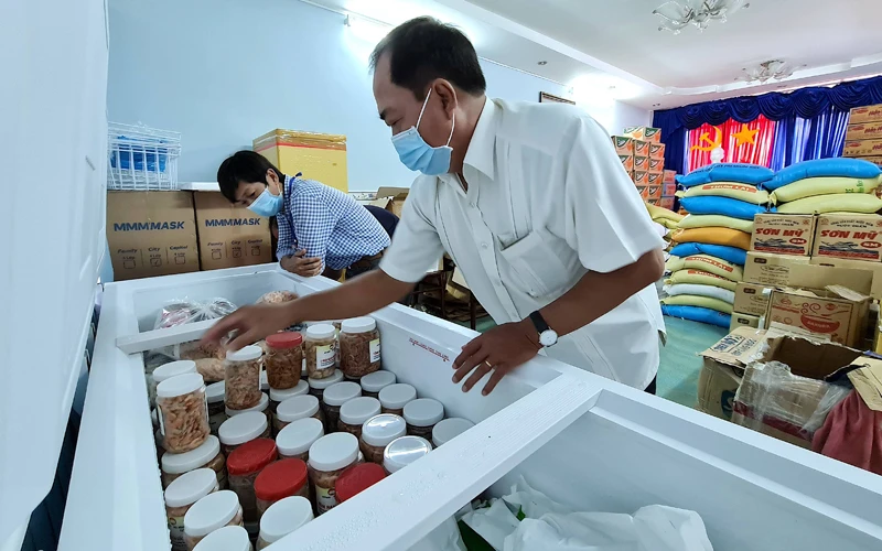 MTTQ tỉnh Cà Mau gom hàng, đóng gói chuẩn bị chuyến hàng thứ tư hỗ trợ cho đồng bào vùng dịch TP Hồ Chí Minh.