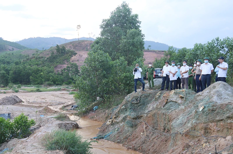 Đoàn công tác của tỉnh kiểm tra khu vực mỏ vàng Bồng Miêu.