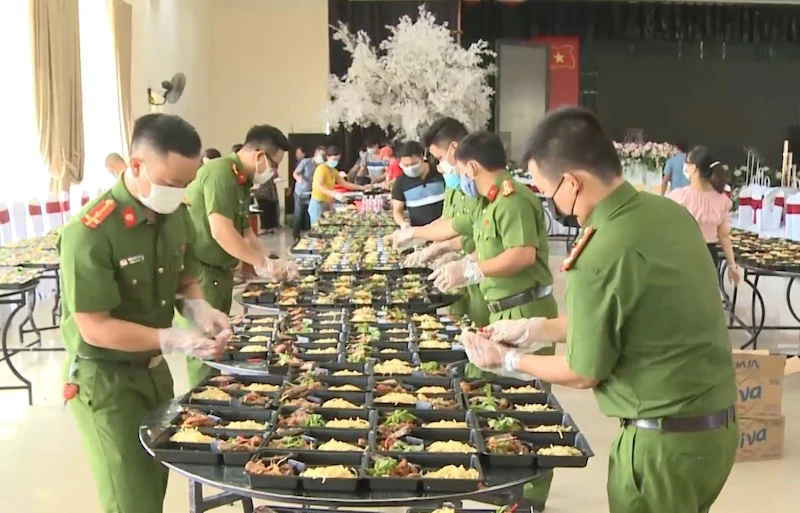 Công an tỉnh Thừa Thiên-Huế cùng nhau nấu hàng nghìn suất cơm gửi tặng người dân ở khu cách ly.