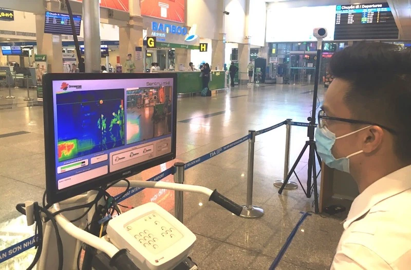 Máy đo thân nhiệt từ xa được lắp đặt tại sân bay Tân Sơn Nhất. Ảnh: ACV