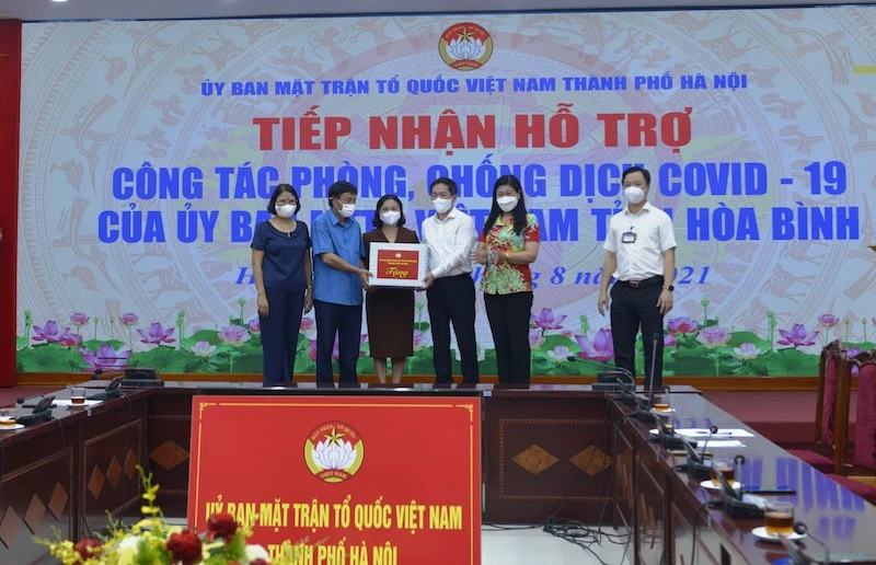 Hòa Bình ủng hộ Hà Nội hơn 70 tấn hàng hóa