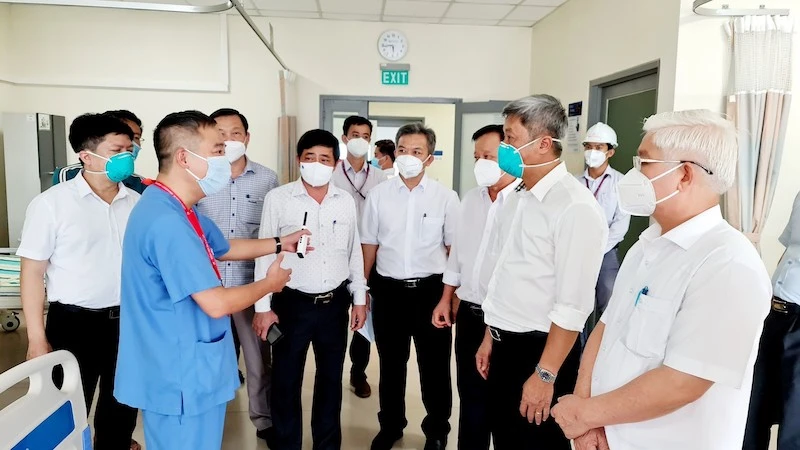 PGS, TS, BS Nguyễn Lân Hiếu giới thiệu công tác điều trị tại Bệnh viện dã chiến hồi sức cấp cứu.