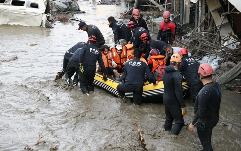 Đội cứu nạn và tìm kiếm sơ tán người dân địa phương tại vùng bị lũ quét ở tỉnh Kastamonu, Thổ Nhĩ Kỳ. (Ảnh: Reuters)
