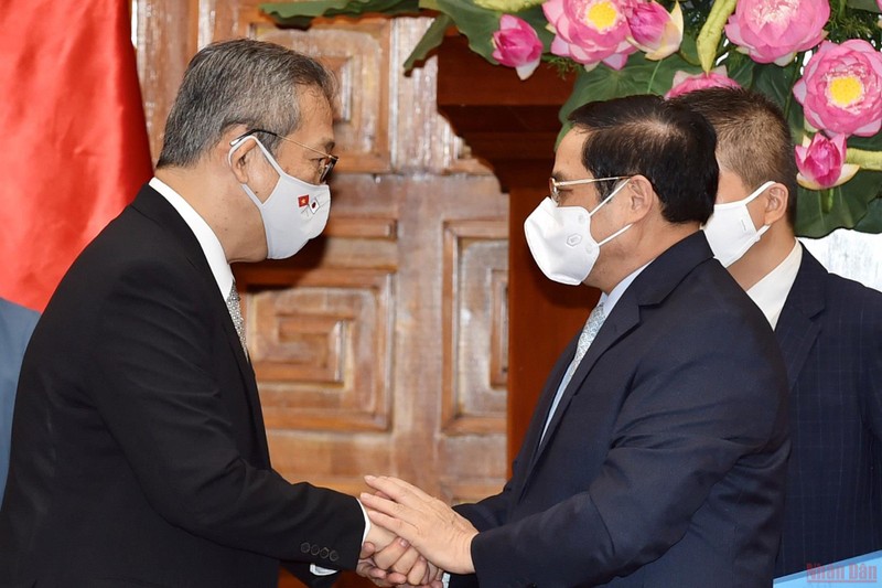 Thủ tướng Chính phủ Phạm Minh Chính và Đại sứ Nhật Bản tại Việt Nam Yamada Takio. 