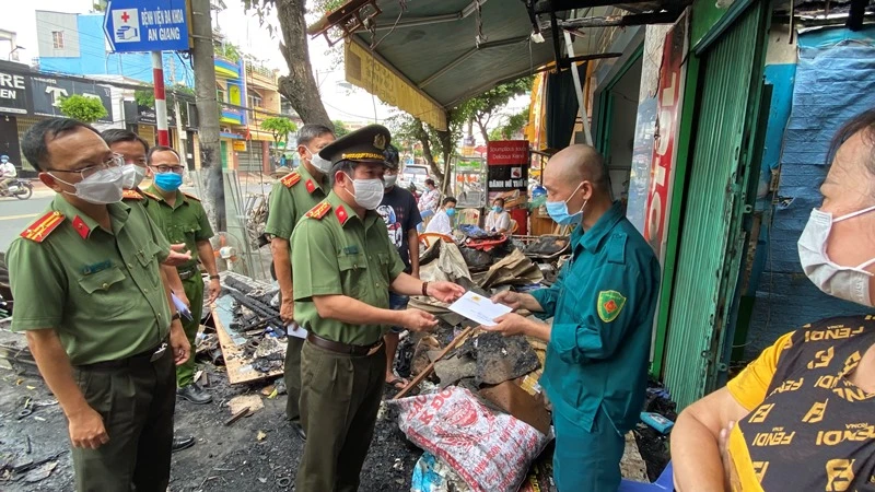 Công an tỉnh An Giang thăm hỏi, hỗ trợ các hộ dân bị cháy nhà.
