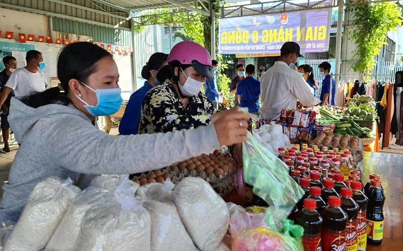 Người dân Châu Đốc (An Giang) đến “Gian hàng 0 đồng” lựa chọn thực phẩm cần thiết.