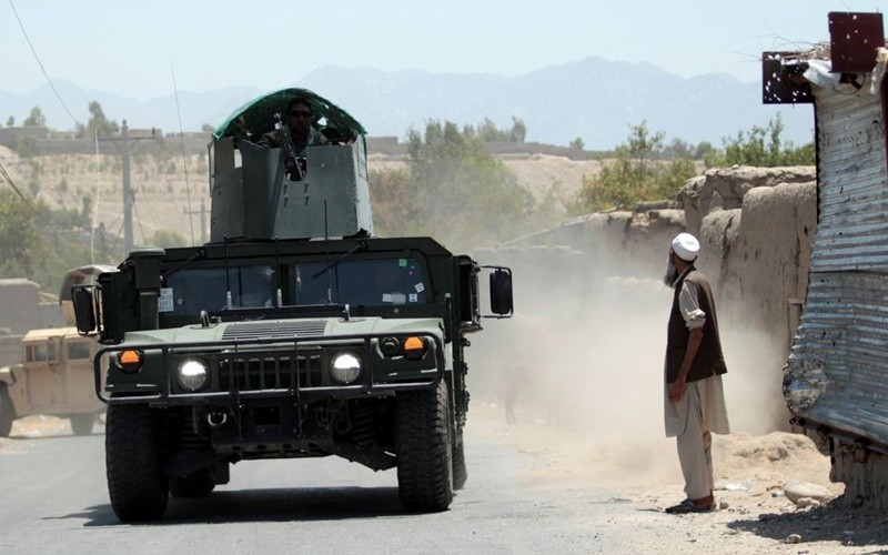 Binh sĩ Quân đội quốc gia Afghanistan (ANA) tuần tra khu vực gần chốt kiểm soát tại huyện Alishing, tỉnh Laghman, ngày 8/7. (Ảnh: Reuters)