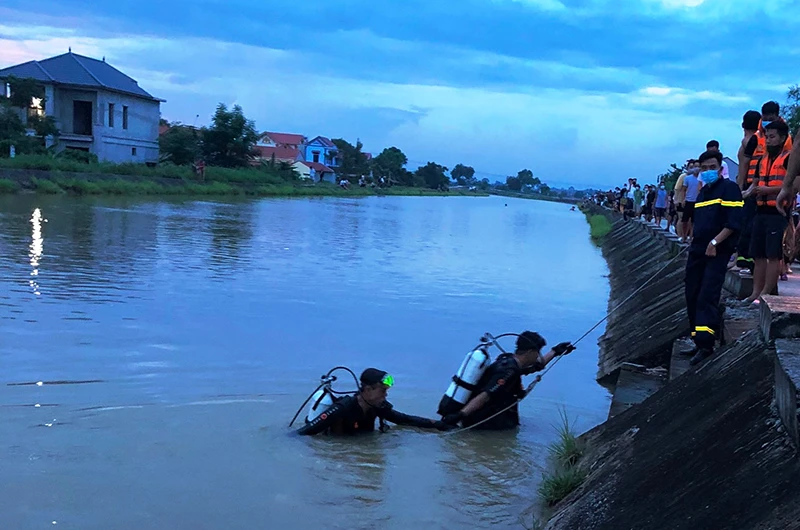 Lực lượng chuyên nghiệp tìm các nạn nhân mất tích trên kênh chiều 12/8.