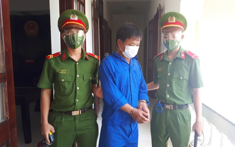 Bị cáo Phan Văn Thống bị phạt tù do chống người thi hành công vụ khi kiểm tra công tác phòng, chống dịch Covid-19.