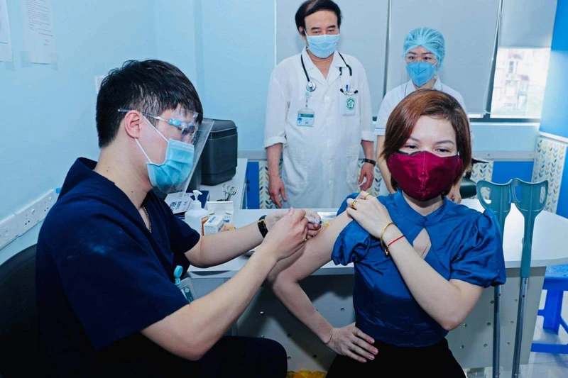 Tiêm vaccine cho người khuyết tật và yếu thế tại Bệnh viện Bạch Mai vào ngày 29/7.