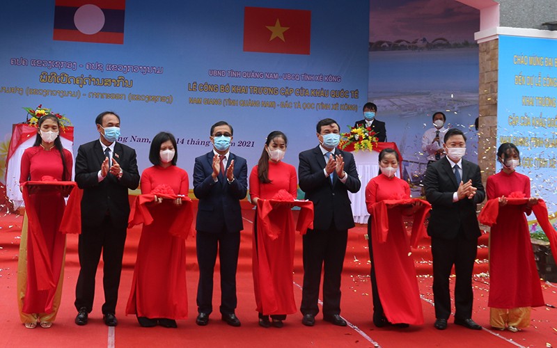 Lãnh đạo 2 tỉnh Quảng Nam - Sê Kông cắt băng khai trương cửa khẩu quốc tế Nam Giang - Đắc Tà Oọc. 