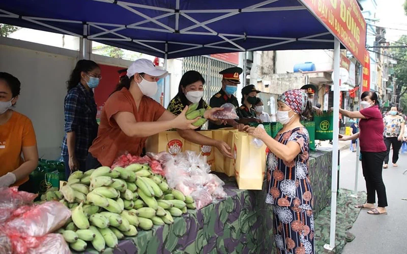 Những món quà thiết thực từ “Chợ 0 đồng” được người dân phấn khởi đón nhận.