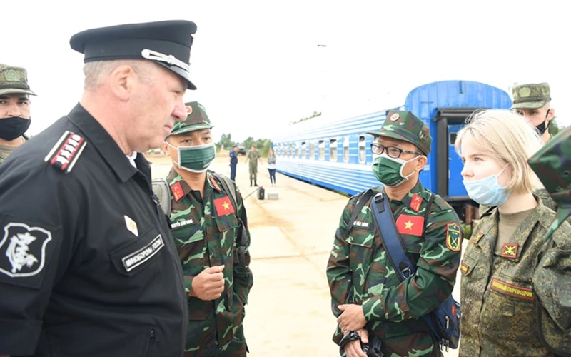 Đại tá Yushkov, cán bộ phụ trách báo chí và thông tin của Bộ Quốc phòng Nga trao đổi với phóng viên báo chí Việt Nam. Ảnh: TRỌNG HẢI