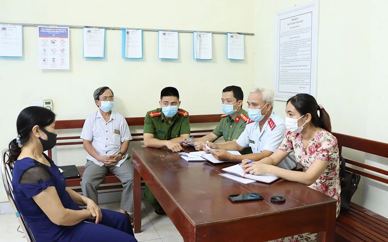 Cơ quan chức năng làm việc với Nguyễn Thị Tuyết (trái).