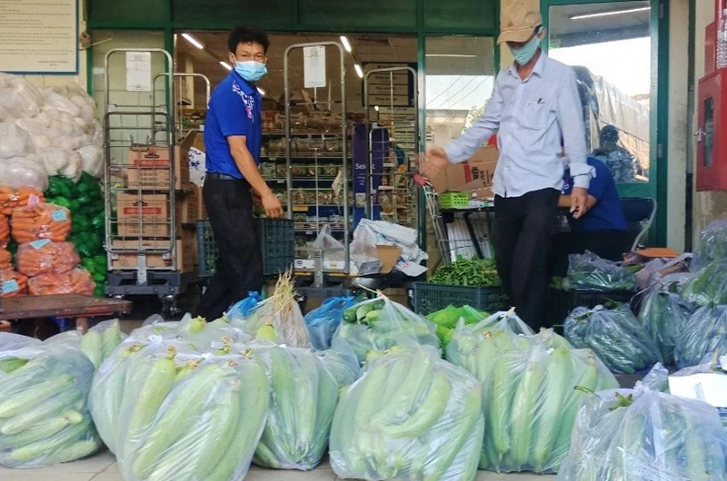 Các loại rau, quả được đóng gói để gửi tặng người dân quận Sơn Trà (Đà Nẵng).