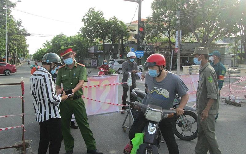Lực lượng chức năng phường 3, TP Tân An (Long An) tăng cường kiểm soát người dân ra đường khi không có lý do chính đáng.