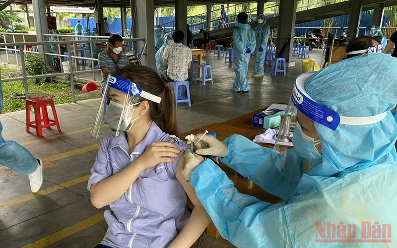 Tiêm vaccine cho công nhân KCX Tân Thuận vào sáng 15/8