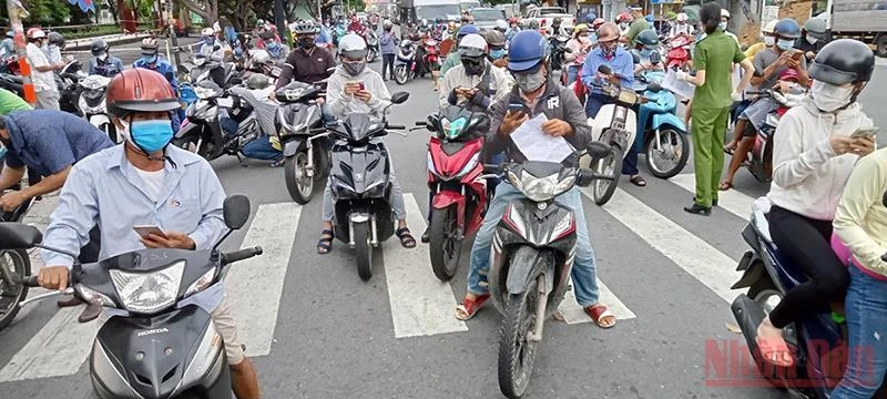Một số tuyến đường tại TP Hồ Chí Minh xảy ra tình trạng ùn ứ khi đi qua cá chốt kiểm soát. (Ảnh: Quang Quý)
