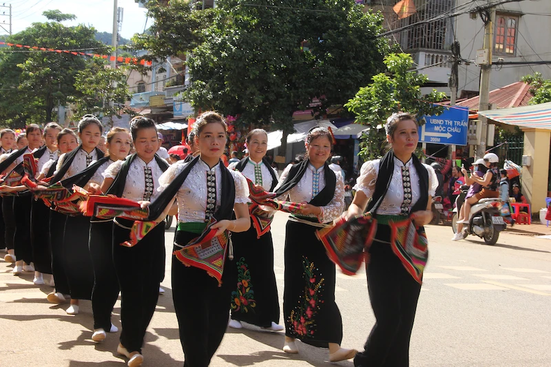 Hoạt động lễ hội đường phố được tổ chức tại Ngày hội Văn hóa các dân tộc huyện Mộc Châu hằng năm.