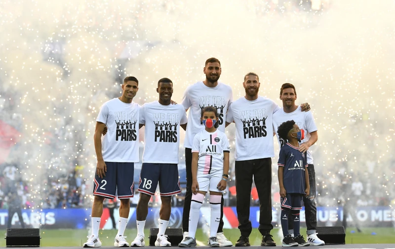 Messi cùng với bốn tân binh khác của PSG ra mắt người hâm mộ trên sân Parc des Princes. (Ảnh: Getty Images)