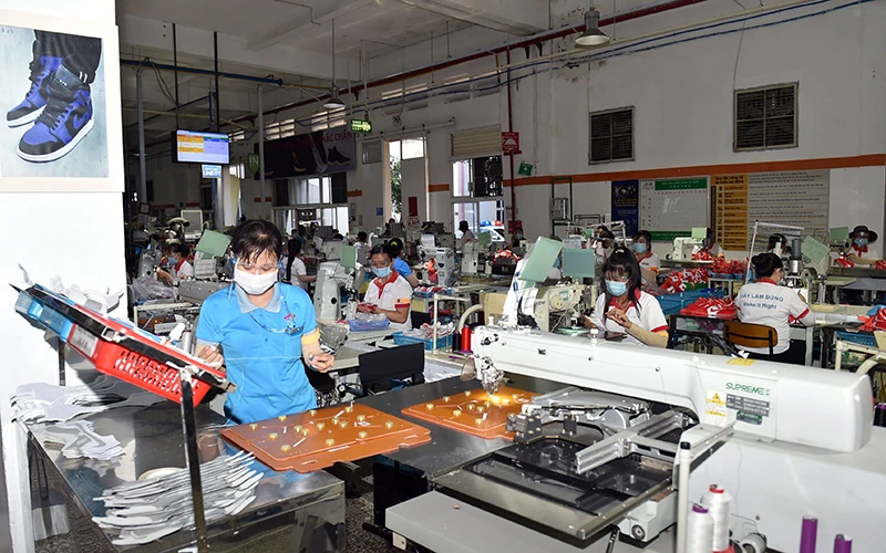 Công ty TNHH giày Ching Luh Việt Nam (Khu công nghiệp Thuận Đạo, huyện Bến Lức, Long An) vừa duy trì sản xuất, vừa phòng, chống dịch. Ảnh: Minh Hà