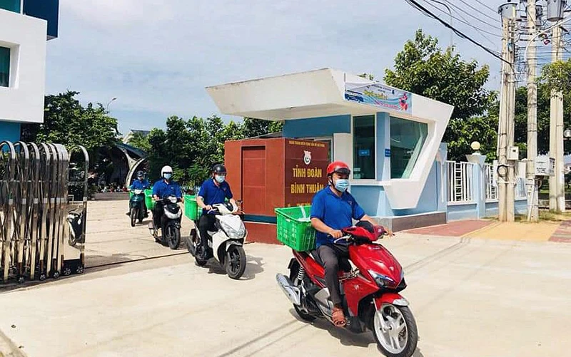 Đội hình “ATM gạo di động - Shipper xanh” của Tỉnh đoàn Bình Thuận.