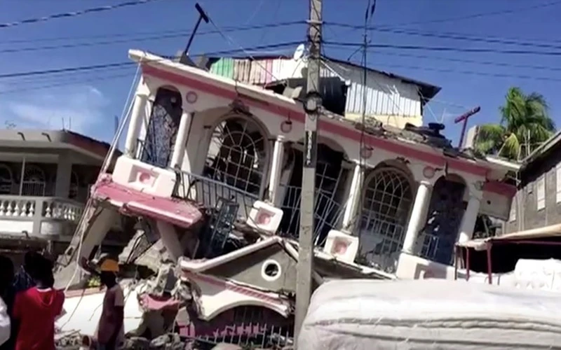 Hiện trường nhà bị sập tại Les Cayes, Haiti. (Ảnh: Reuters)