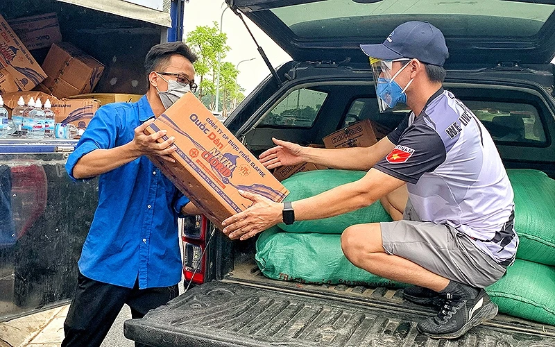 Lực lượng tình nguyện vận chuyển hàng hóa hỗ trợ những điểm nóng về dịch bệnh trên địa bàn Thủ đô.