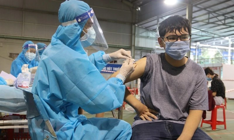 Nhân viên y tế tiêm vaccine ngừa Covid-19 cho người dân TP Hồ Chí Minh. (Ảnh: TTXVN)