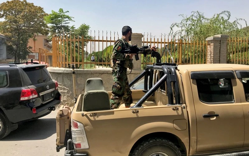 Binh sĩ Afghanistan đứng trên xe quân sự tại thủ đô Kabul, ngày 15/8. (Ảnh: Reuters)