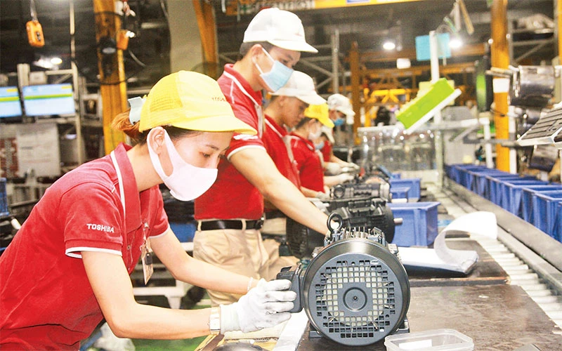 Sản xuất động cơ điện tại Công ty TNHH Sản phẩm công nghiệp Toshiba Asia, Khu công nghiệp Amata (Ðồng Nai). Ảnh: THIÊN VƯƠNG