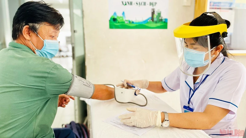 Khám sàng lọc sức khỏe trước khi tiêm vaccine cho người dân tại điểm tiêm chủng phường 25, quận Bình Thạnh.