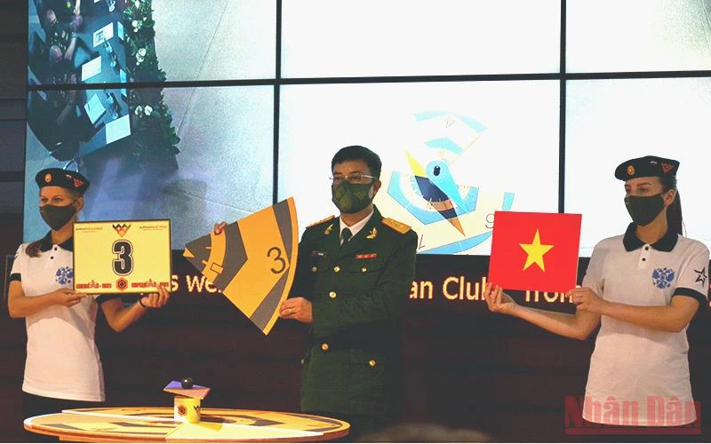 Thượng tá Bùi Yên Tĩnh, Đội trưởng đội tuyển Việt Nam tham gia cuộc thi Kinh tuyến với kết quả bốc thăm. Ảnh: TRỊNH DŨNG