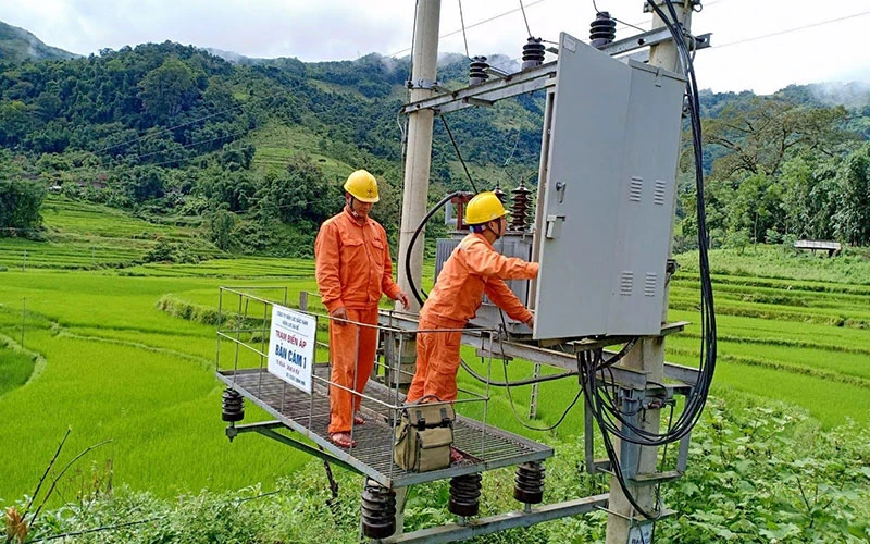 Công nhân Công ty Ðiện lực Bắc Kạn kiểm tra vận hành trạm biến áp cấp điện thôn Bản Cám, xã Cao Thượng, huyện Ba Bể.
