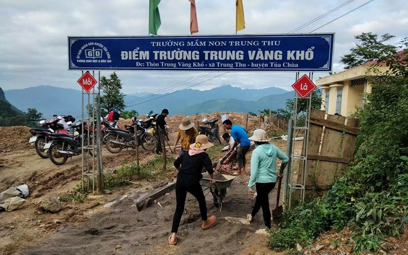 Giáo viên và nhân dân thôn Trung Vàng Khổ, xã Trung Thu, huyện Tủa Chùa (Ðiện Biên) dọn dẹp, chỉnh trang điểm trường trên địa bàn. Ảnh: LÊ LAN