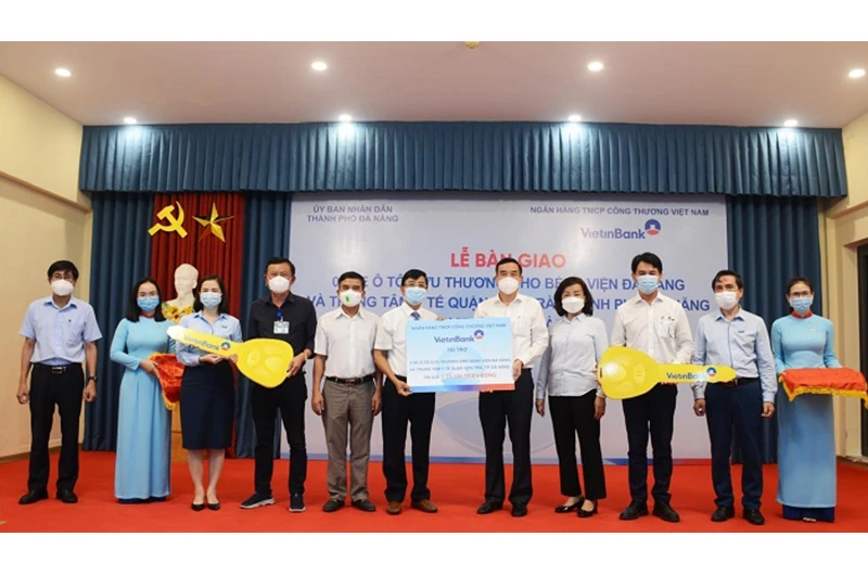 VietinBank trao biển tượng trưng tài trợ 2 xe cứu thương cho Bệnh viện Đà Nẵng, Trung tâm Y tế quận Sơn Trà, TP Đà Nẵng.