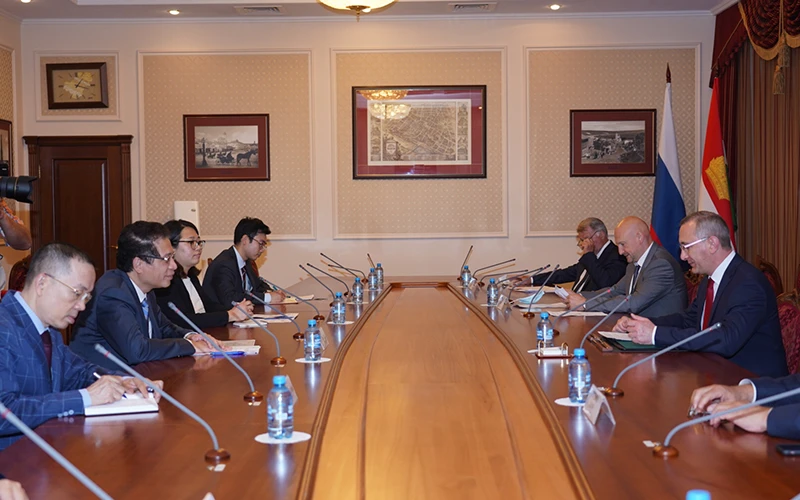 Đại sứ Đặng Minh Khôi thảo luận cùng Thống đốc Vladislav Shapsha. (Ảnh: THANH THỂ)