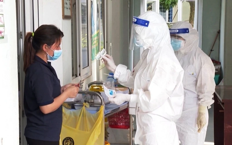 Nhân viên y tế chăm sóc, điều trị cho bệnh nhân mắc Covid-19 ở khu cách ly Bệnh viện đa khoa Lào Cai.