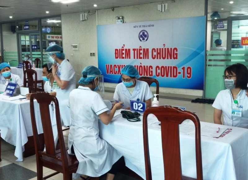 Người trực tiếp làm trong các cơ sở y tế được tỉnh ưu tiên tiêm vaccine phòng Covid-19.