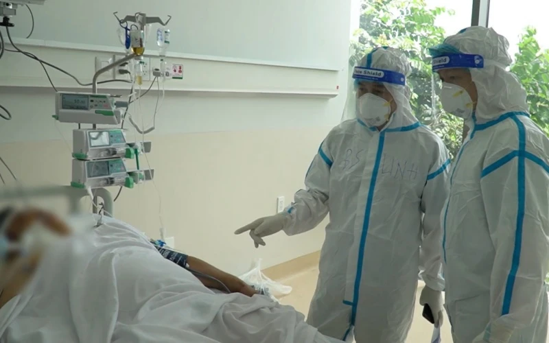 Điều trị bệnh nhân nặng tại Bệnh viện Hồi sức Covid-19 TP Hồ Chí Minh.