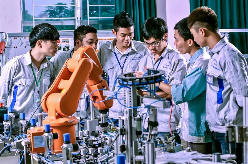 Học sinh Trường cao đẳng nghề Công nghiệp Hà Nội thực hành môn Robot công nghiệp.