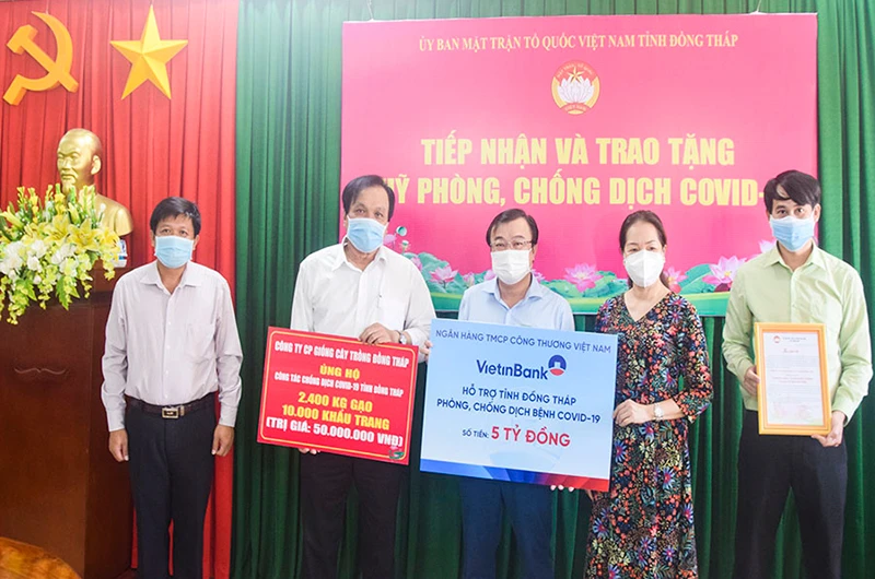 Thường trực Ủy ban Mặt trận Tổ quốc Việt Nam tỉnh Đồng Tháp nhận bảng tượng trưng doanh nghiệp ủng hộ Quỹ Phòng, chống dịch Covid-19.